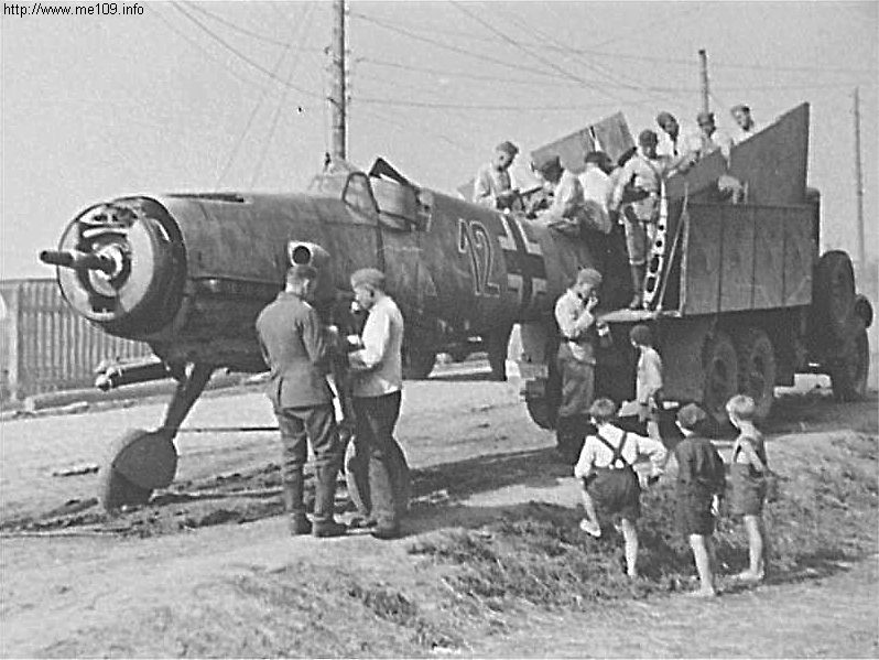 Bf 109 F, Deutschland, schwarze 12, Typisches Szenario nach einer Bruchbergung bzw. einer Aussenlandung. Abtransp…