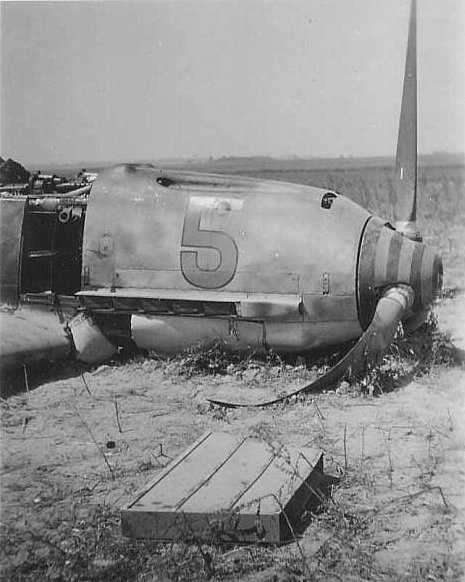 Bf 109 E-4, Jagdgeschwader 1, I. Gruppe, 3. Staffel, Deutschland, braune 5, W.Nr. 5 323, Im Vordergrund liegt ein Gurtkasten für die Munition von einem MG 17 der Rump…