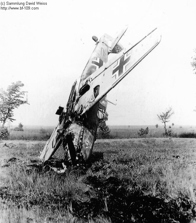 Bf 109 E-1/B, Jagdgeschwader 27, II. Gruppe, 6. Staffel, Deutschland, gelbe 7, W.Nr. 3 304, Bromberg (Deutschland), Das Foto wurde am 22.06.1941 in Friedrichshorst bei Bromberg aufgenommen. Der…