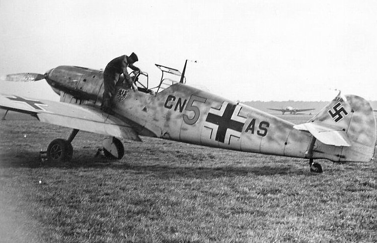 Bf 109 B-2, Fluglehrerschule der Luftwaffe, Deutschland, gelbe 5, W.Nr. 378, Brandenburg-Briest (Deutschland), Beachte die späten Auspuffstutzen der E-Baureihe und die rechteckige kleine Ö…
