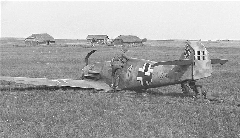 Bf 109 F-2, Oblt. Hans-Ekkehard Bob, Jagdgeschwader 54, III. Gruppe, 9. Staffel, Deutschland, gelbe 1, W.Nr. 9 207, Radviliškis (Sowjetunion), Bauchlandung in Russland bei Ralviliskis*[fn=Seite 269]179[/fn] am 23.06.1941…