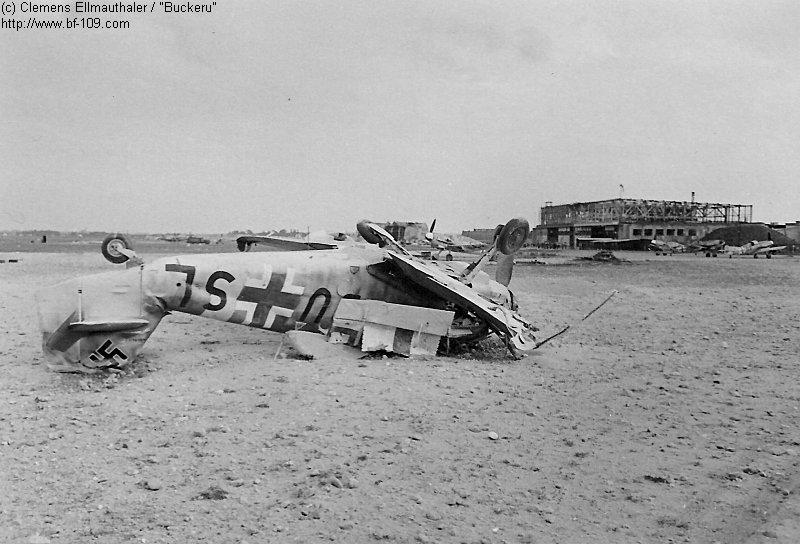 Bf 109 G-6/R6, Deutschland, Stammkennzeichen, Wiener Neustadt (Österreich), Eine beschädigte Maschine auf dem Gelände der Wiener Neustädter Flugzeugwerke…