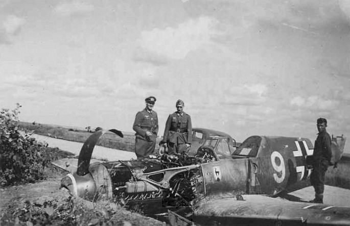 Bf 109 F-2, Jagdgeschwader 51, I. Gruppe, 1. Staffel, Deutschland, weisse 9, Im Sommer 1941 an einer Strasse in Russland. Der Flugzeugführer musste nach T…