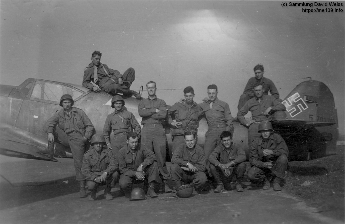 Bf 109 K-4/R6, Deutschland, W.Nr. 570 276, Gruppenfoto amerikanischer Soldaten vor einer Beutemaschine.