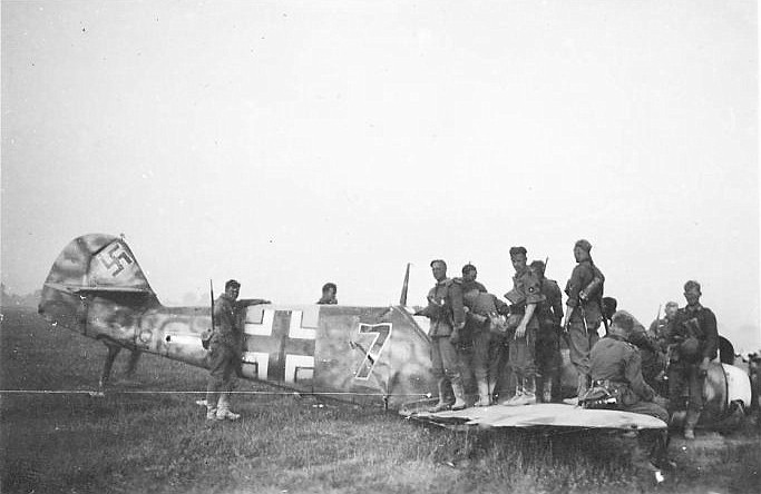 Bf 109 F, Jagdgeschwader 54, II. Gruppe, 5. Staffel, Deutschland, schwarze 7, Der Gruppenbalken erscheint auf dem Foto als Weiss, jedoch ist das nur durch …