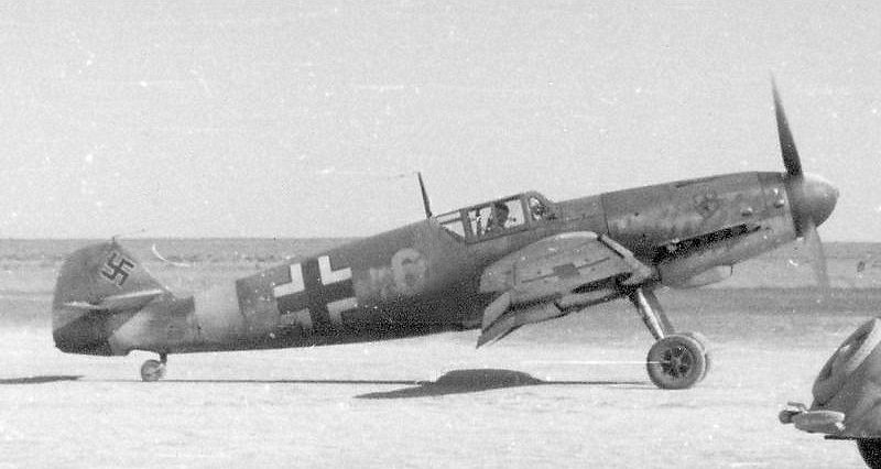 Bf 109 G-2, Jagdgeschwader 52, I. Gruppe, 3. Staffel, Deutschland, gelbe 6, Auf der Motorhaube sieht man das Gruppenzeichen.