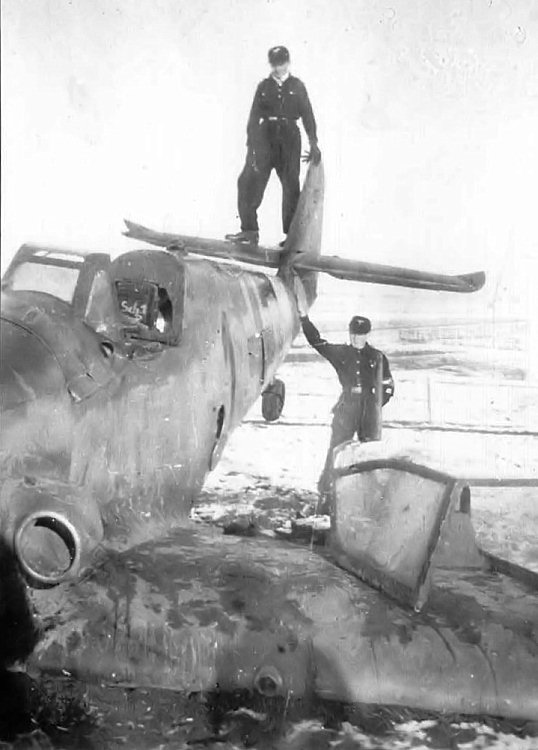 Bf 109 G-14/AS, Jagdgeschwader 3, I. Gruppe, 2. Staffel, Deutschland, schwarze 1, Notlandung auf dem Bauch am 02.12.1944.

Beachte an der Tragflächenvorderka…