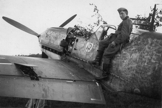 Bf 109 E-1, Jagdgeschwader 2, III. Gruppe, 8. Staffel, Deutschland, Die Maschine trägt einen kleingescheckten Anstrich, wie er ab Ende Mai 1940 b…