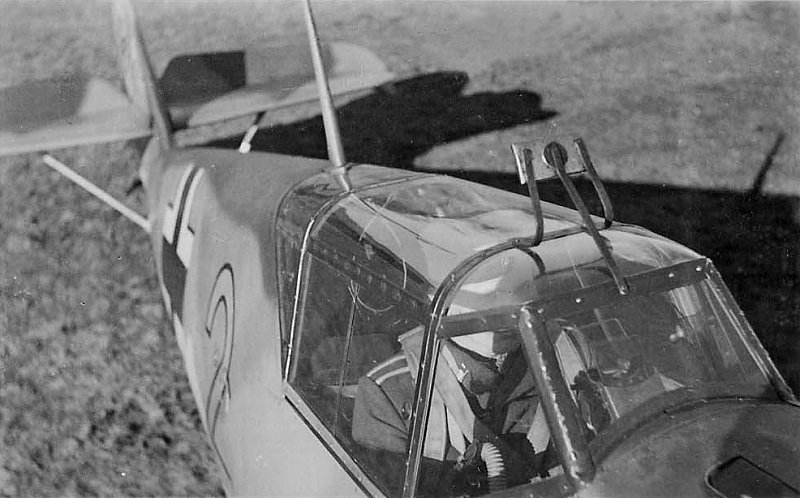 Bf 109 E, Deutschland, gelbe 2, Der auf dem Foto sichtbare Rückspiegel am Windschutzaufbau ist eine Eigenkons…