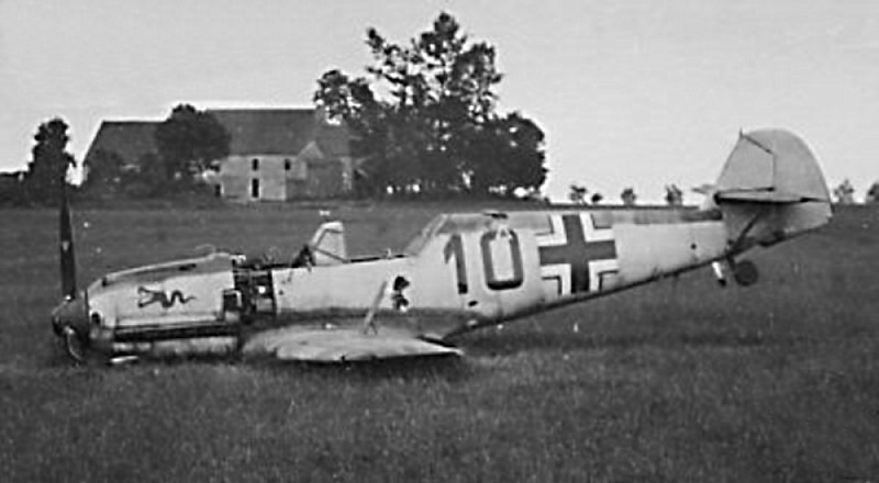 Bf 109 E-1, Jagdgeschwader 3, I. Gruppe, 2. Staffel, Deutschland, rote 10, Das Hakenkreuz am Leitwerk ist auf dem Foto wegretuschiert.

Siehe auch:
[…