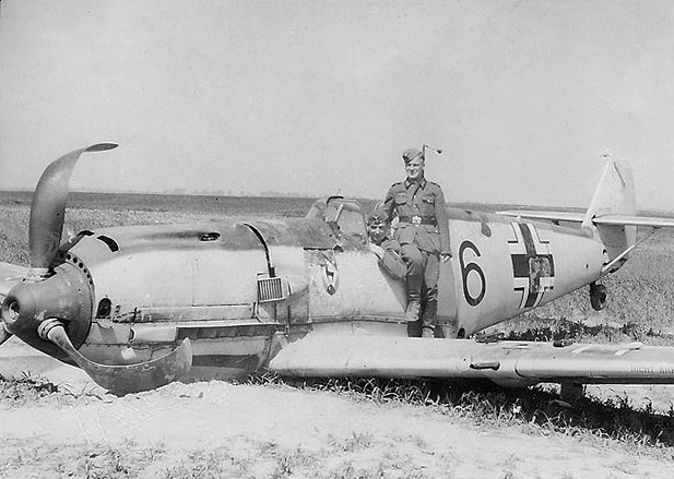 Bf 109 E-3, Jagdgeschwader 51, I. Gruppe, 2. Staffel, Deutschland, schwarze 6, Hakenkreuz am Leitwerk auf dem Foto retuschiert.

Siehe auch:
[thumb]4412[…