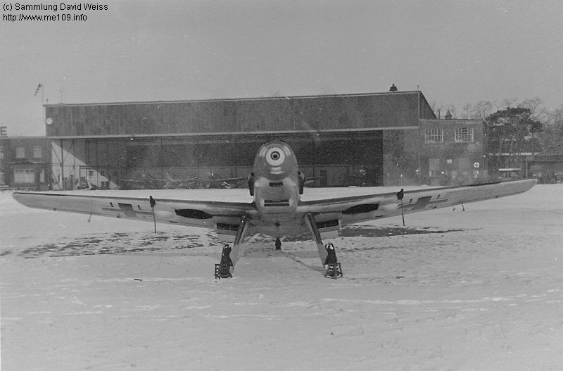 Bf 109 E-3, Jagdgeschwader 53, I. Gruppe, 2. Staffel, Deutschland, rote 4, Darmstadt-Griesheim (Deutschland), Motortestlauf auf dem Hallenvorfeld vom Flugplatz Darmstadt-Griesheim Anfang …
