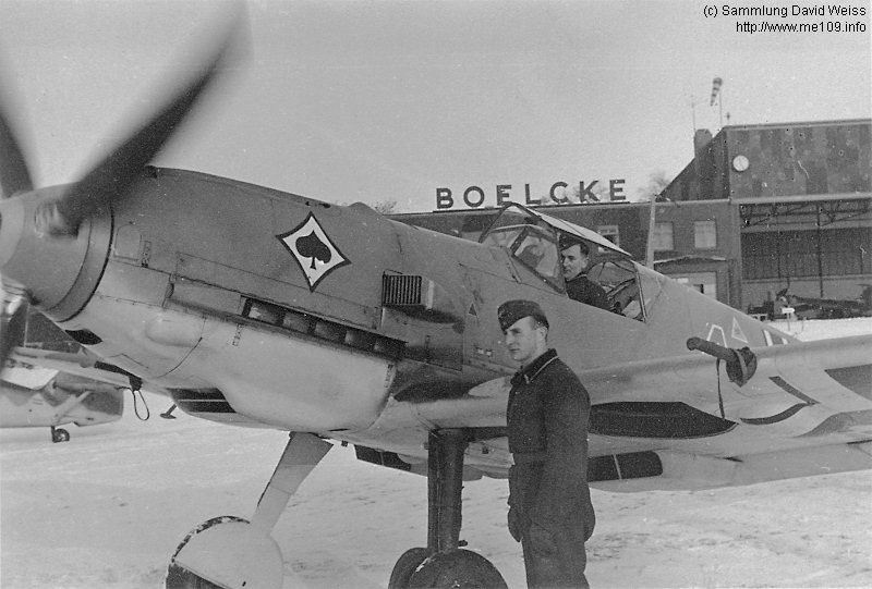 Bf 109 E-3, Jagdgeschwader 53, I. Gruppe, 2. Staffel, Deutschland, rote 4, Darmstadt-Griesheim (Deutschland), Motortestlauf auf dem Hallenvorfeld vom Flugplatz Darmstadt-Griesheim Anfang …