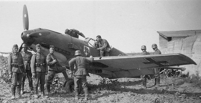 Bf 109 E-1, Fw. Leopold Wyhlidal, Jagdgeschwader 76, I. Gruppe, 2. Staffel, Deutschland, rote 1, Warschau (Polen), Der Pilot dieser Maschine musste am 09.09.1939 südwestlich von Warschau neben…