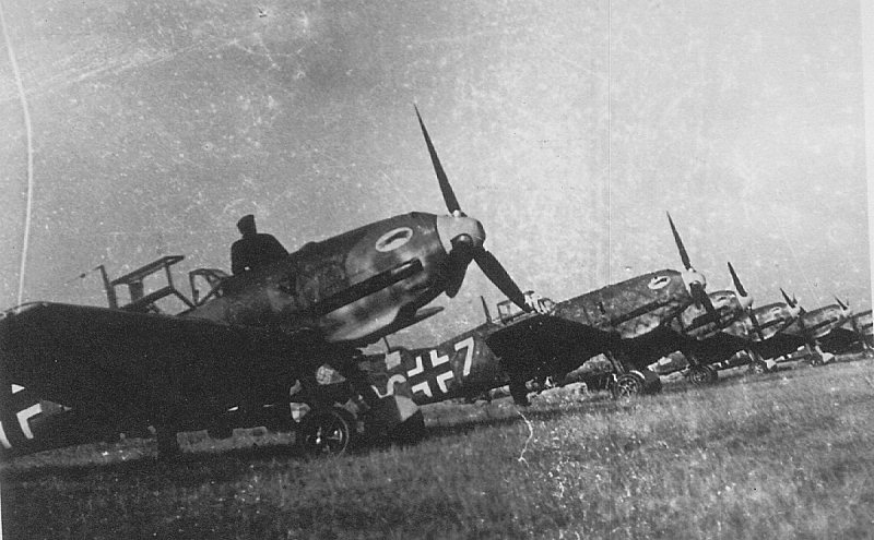 Bf 109 E, Jagdgeschwader 52, III. Gruppe, 9. Staffel, Deutschland, gelbe 7, Zerbst (Deutschland), Die Maschinen tragen das ab August 1940 eingeführte Gruppenzeichen, den "Wint…