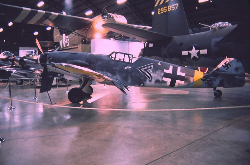 Bf 109 G-6, Deutschland, Doppelwinkel weisse 5, W.Nr. 133, Dayton (USA), Das Foto wurde im USAF Museum in Dayton/Ohio aufgenommen.

Diese ehemalige …