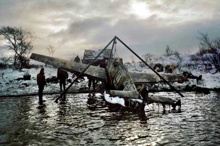 Bf 109 E-7, Deutschland, W.Nr. 3 523, Petsamo (Sowjetunion), Bergung der Maschine im August 2003 aus dem Shonlgul-Javr See.