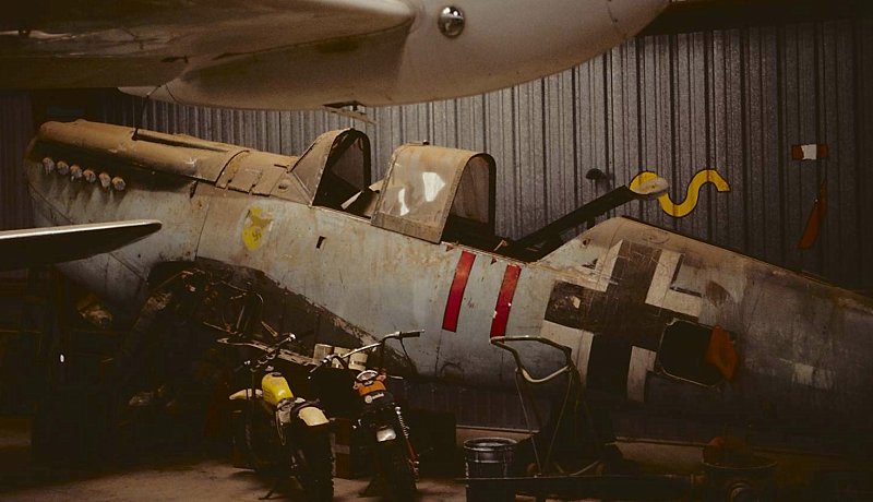 Hispano Aviacion H.A. 1112 M-4-L, Deutschland, rote 11, Big Spring (USA), Eingelagerter Zweisitzer in einer Halle in Big Spring, Texas (USA).
An der H…