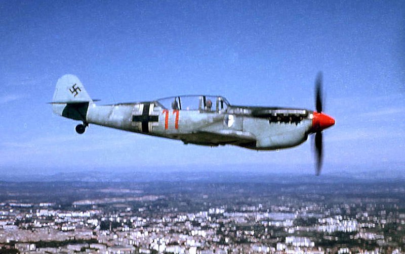 Hispano Aviacion H.A. 1112 M-4-L, Deutschland, rote 11, Das Foto dürfte bei den Dreharbeiten zu dem Film "The Battle of Britain" ents…