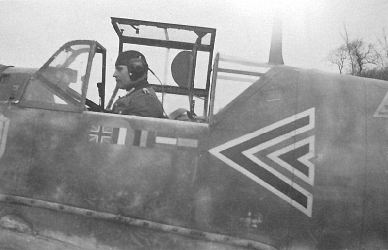 Bf 109 E-4, Hptm. Rolf Pingel, Jagdgeschwader 26, I. Gruppe, Stab, Deutschland, Doppelwinkel, Unterhalb der Kabine sieht man fünf aufgemalte Landesflaggen (v.l.n.r.: Engla…