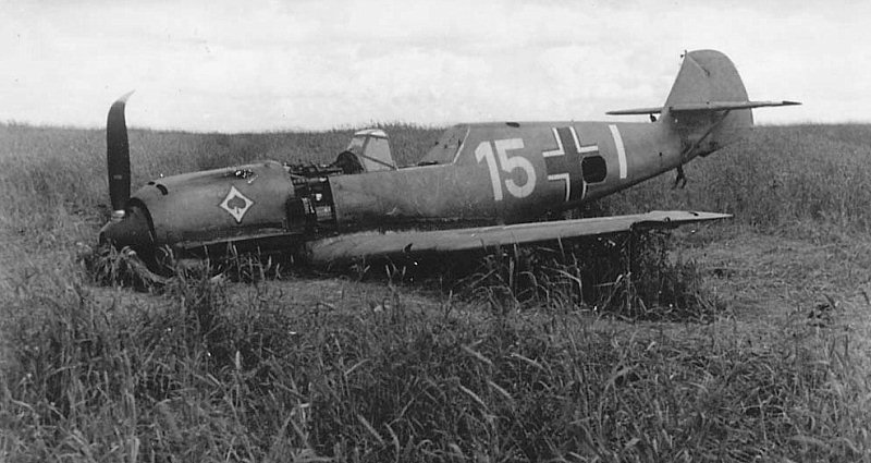 Bf 109 E-1, Jagdgeschwader 53, III. Gruppe, 7. Staffel, Deutschland, weisse 15, Das Hakenkreuz ist auf dem Foto wegretuschiert.