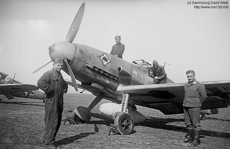 Bf 109 F-4/R6, Jagdgeschwader 53, Deutschland, Unterhalb der Kabine kann man den Schriftzug "Otti" lesen. Auf dem Windschutz…