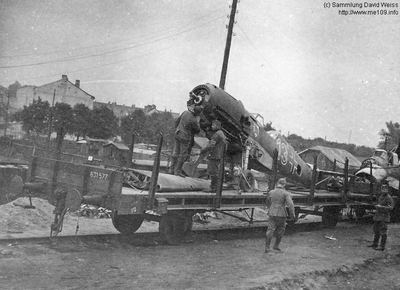 Bf 109 E-1, Jagdgeschwader 76, I. Gruppe, 2. Staffel, Deutschland, rote 13, Abtransport einer beschädigten Maschine mit der Eisenbahn zur Werksinstandset…