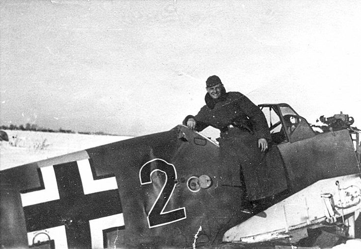 Bf 109 F, Deutschland, schwarze 2, Eine für den Abtransport zerlegte Maschine mit einem stark gestauchten Rumpf.