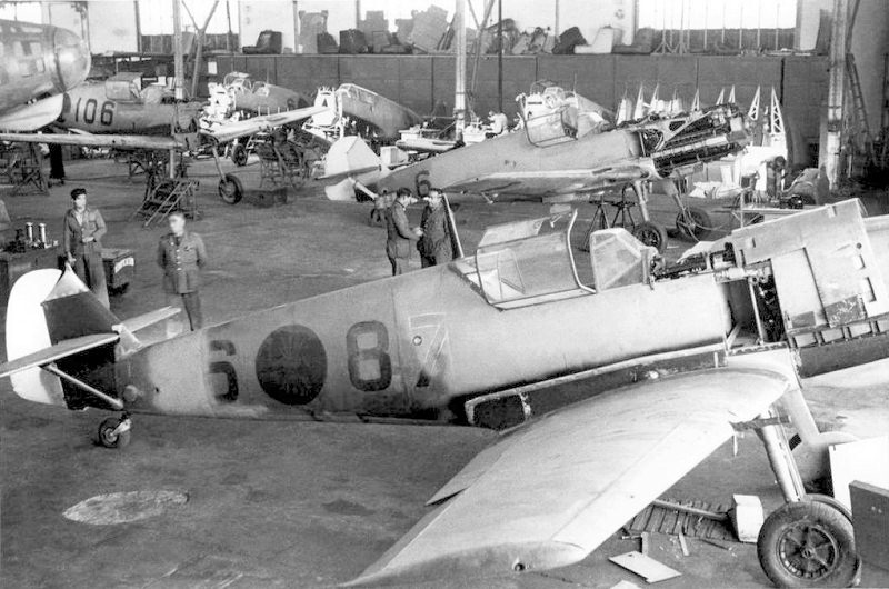 Bf 109 E-3, Spanien, 6-87, Logroño (Spanien), Diese Aufnahme der Werkstatt vom Flugplatz von Logroño entstand in den 40er J…
