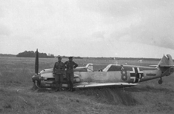 Bf 109 E-1, Jagdgeschwader 27, II. Gruppe, 6. Staffel, Deutschland, gelbe 8, Das Hakenkreuz ist auf dem Foto weg retuschiert.

Siehe auch:
[thumb]4857[…