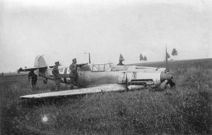 Bf 109 E-1, Jagdgeschwader 27, II. Gruppe, 6. Staffel, Deutschland, gelbe 8, Das Hakenkreuz ist auf dem Foto weg retuschiert.

Siehe auch:
[thumb]5622[…