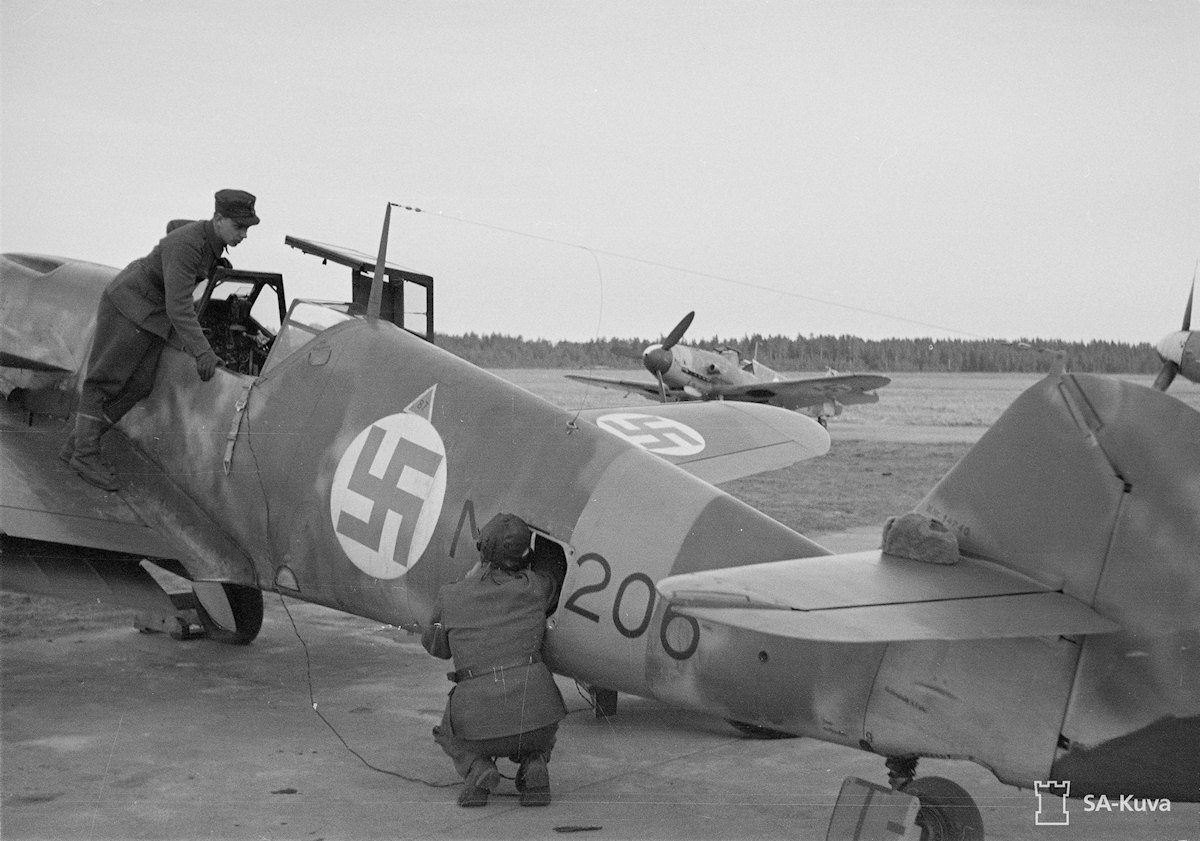 Bf 109 G-2, unbek. Y. Pallasvuo, LeR 3, LeLv 34, 2. Lentue, Finnland, MT-206, W.Nr. 14 740, Die Maschine wurde am 09.03.1943 an die 2./LeLv 34 geliefert.
Am 01.05.1944 …