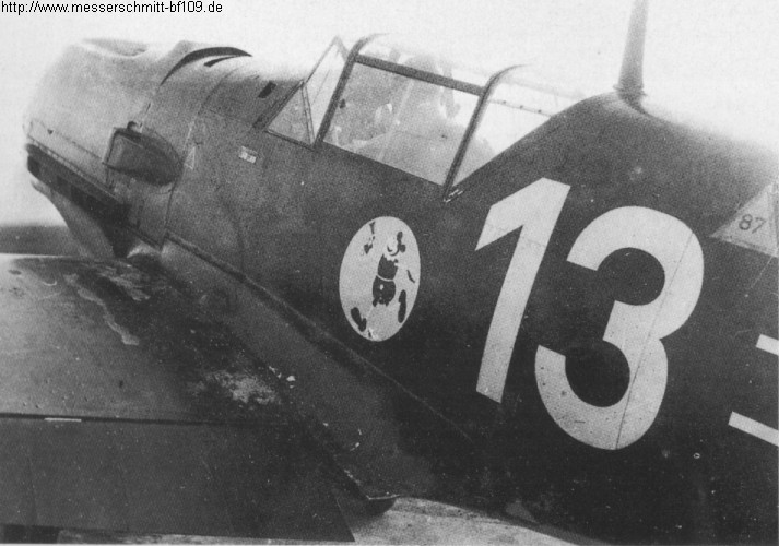 Bf 109 E-1, Uffz. Oskar-Heinrich "Pritzl" Bär, Jagdgeschwader 51, I. Gruppe, 1. Staffel, Deutschland, weisse 13, W.Nr. 3 356, Speyer (Deutschland), Das Zeichen mit der Micky Maus an der Bordwand ist das Emblem der 1./JG 51.
…