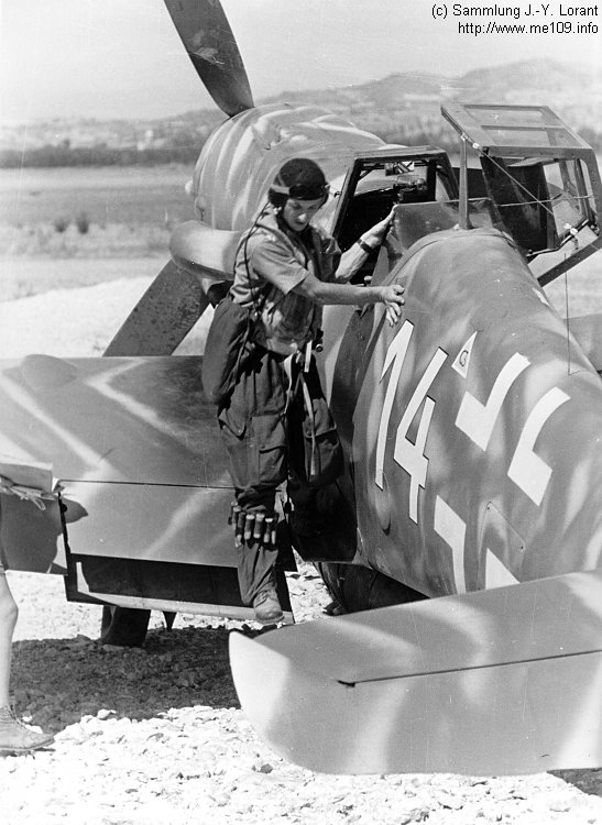 Bf 109 G, Oblt. Heimo Emmerstorfer, Nahaufklärungsgruppe 12, 2.(H) Staffel, Deutschland, weisse 14, Es könnte sich um eine [version]g6r3[/version] oder um eine [version]g8[/vers…