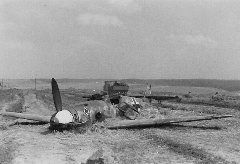 Bf 109 F-2, Jagdgeschwader 53, Stab, Deutschland, Winkel Balken, Die Maschine wurde vom Geschwader-Adjutanten des JG 53 geflogen.

Das Haken…