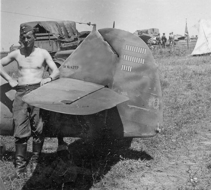 Bf 109 E-7, unbek. Friedrich "Fritz" Geißhardt, Lehrgeschwader 2, I. (J) Gruppe, Stab, Deutschland, Winkel 2, W.Nr. 4 217, Die Aufnahme entstand im Juni 1941, am Seitenruder befinden sich 15 Abschussb…