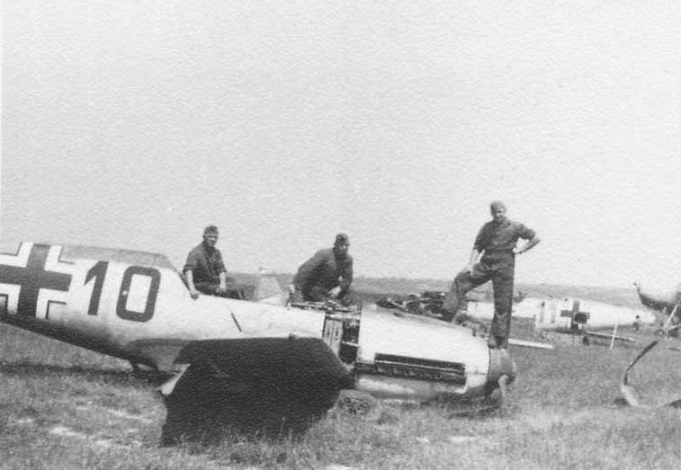 Bf 109 E-1, Jagdgeschwader 3, I. Gruppe, 2. Staffel, Deutschland, rote 10, Im Hintergrund liegt eine weitere bauchgelandete [plane]1020[/plane] welche a…