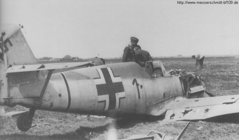 Bf 109 E-3, Hptm. Dietrich Robitzsch, Trägergruppe 186, II. (J) Gruppe, 5. Staffel, Deutschland, schwarze 1, W.Nr. 1 257, De Kooy (Niederlande), Die Maschine wurde am 10.05.1940 von Unterleutnant H.J. van Overvest mit eine…