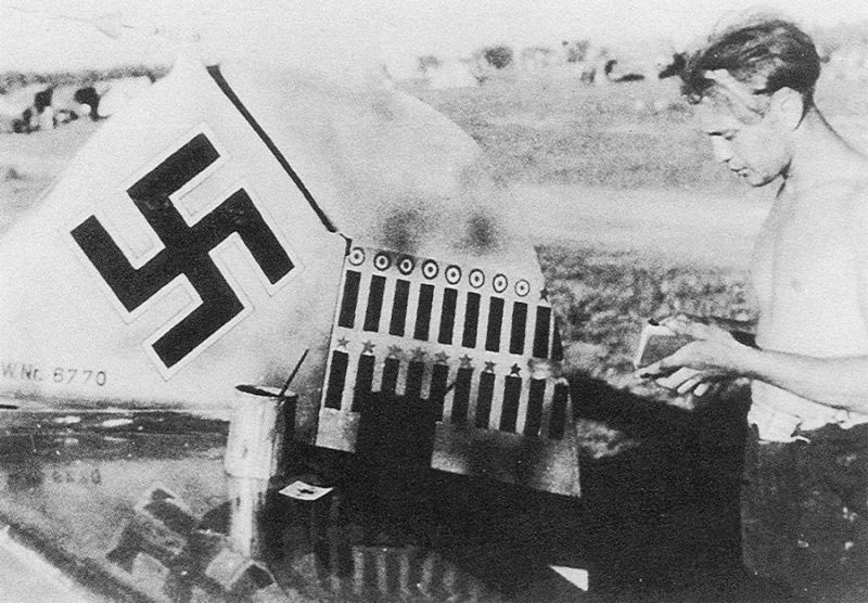 Bf 109 F-2, Oblt. Johannes "Macky" Steinhoff, Jagdgeschwader 52, II. Gruppe, 4. Staffel, Deutschland, weisse 1, W.Nr. 6 770, Juni 1942 in Russland.
Es sind 20 Abschussbalken sichtbar, über denen die Na…