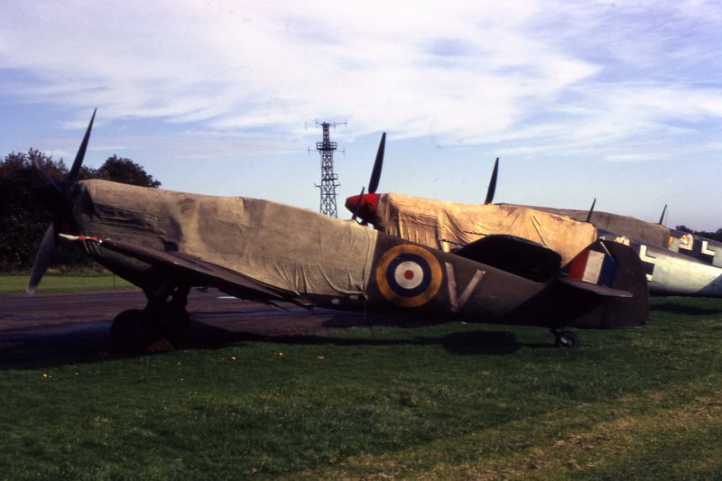 Hispano Aviacion H.A. 1112 M-1-L, England, MI-V, W.Nr. 171, Bovingdon (England), Das Foto entstand 1968 auf dem Bovingdon Airfield, nördlich von London.
Dies…