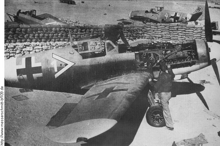 Bf 109 G-2 trop, Deutschland, Winkel weisse 1, Bir el Abd (Ägypten), Die Maschine rechts im Hintergrund ("gelbe 4") ist die [plane]313[/plane].
L…