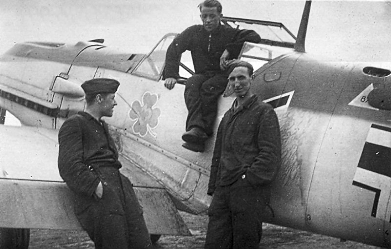 Bf 109 E, Oblt. Joachim Müncheberg, Jagdgeschwader 26, III. Gruppe, Stab, Deutschland, Winkel, Am Rumpf sieht man das Zeichen vom Gruppenstab der III./JG 26, ein Kleeblatt …