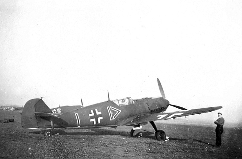 Bf 109 E-3, Jagdgeschwader 26, III. Gruppe, Stab, Deutschland, Winkel Balken, W.Nr. 1 164, Die Werknummer ist eine Vermutung, da die dritte Stelle am Seitenruder nicht …