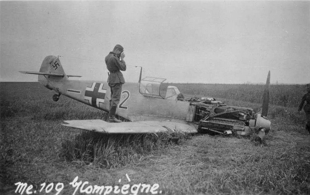 Bf 109 E-1, Fw. Erich Krenzke, Jagdgeschwader 27, II. Gruppe, 5. Staffel, Deutschland, schwarze 12, Villers-Cotterêts (Frankreich), Am 09.06.1940 wurde diese Emil durch eine Dewotine D.520 in der Nähe von Vill…