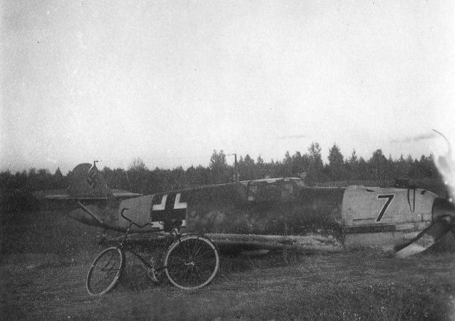 Bf 109 E-3, Jagdgeschwader 27, III. Gruppe, 8. Staffel, Deutschland, schwarze 7, Die Maschine hat eine gelbe Motorhaube und ein breites gelbes Rumpfband hinte…