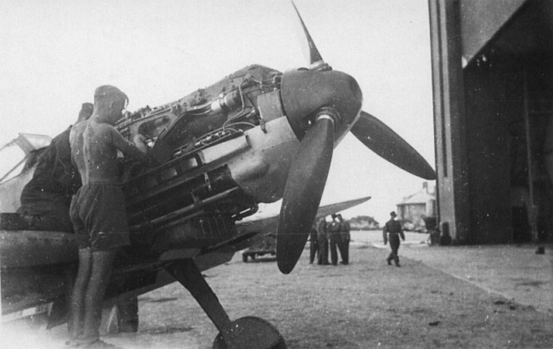Bf 109 E, Deutschland, Wartungsarbeiten am DB 601. Die Maschine ist bereits mit einer Zusatzpanzersc…