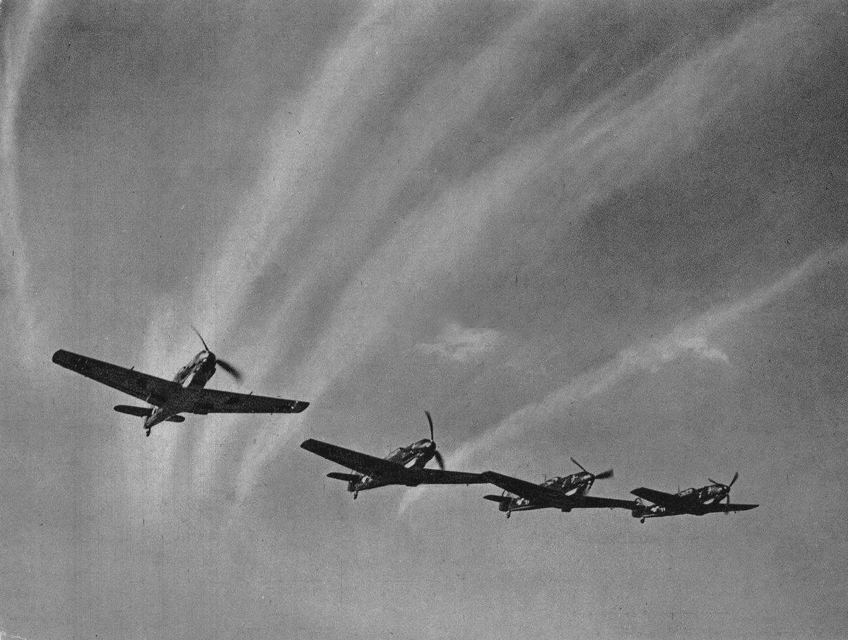 Bf 109 E-3, Jagdgeschwader 20, I. Gruppe, 1. Staffel, Deutschland, Man sieht das Staffelabzeichen der 1./JG 20 auf der Motorhaube. Die drei rech…