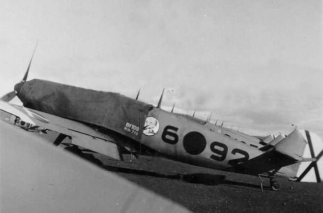 Bf 109 E-3, Lt. Gustav Rödel, Legion Condor, Jagdgruppe 88, 1. Staffel, Spanien, 6-92, W.Nr. 715, León (Spanien), Vermutlich Ende des Spanischen Bürgerkriegs im Mai 1939 in Leon.
Beachte die…