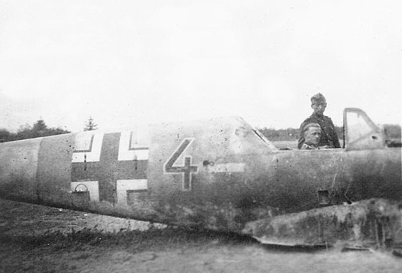Bf 109 F, Jagdgeschwader 51, II. Gruppe, 5. Staffel, Deutschland, schwarze 4, Diese, vermutlich zuvor bauchgelandete, Maschine steht bereit für den Abtrans…