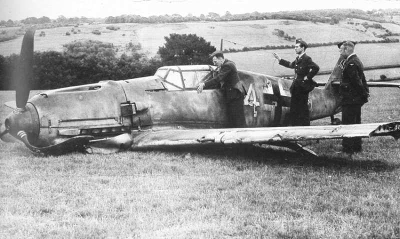 Bf 109 E-3, Lt. Johann Böhm, Jagdgeschwader 51, II. Gruppe, 4. Staffel, Deutschland, weisse 4, W.Nr. 1 162, Bladbean Hill (England), Notlandung am 08.07.1940 bei Bladbean Hill (England).

Siehe auch:
[thumb]…
